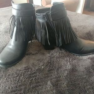 Woman's black tassels ankle boots